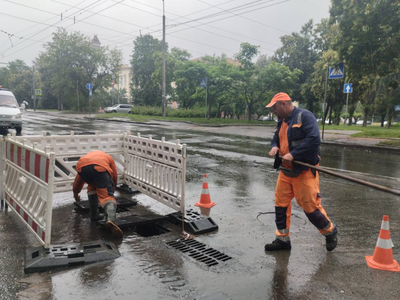 Вулиці Києва  під водою, автівки втоплені, громадський транспорт затримується: що відбувається в столиці 1