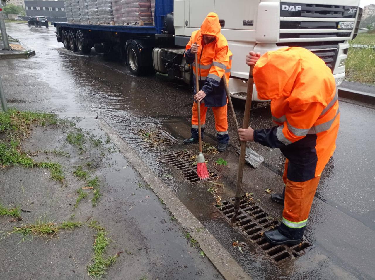 Вулиці Києва  під водою, автівки втоплені, громадський транспорт затримується: що відбувається в столиці 2