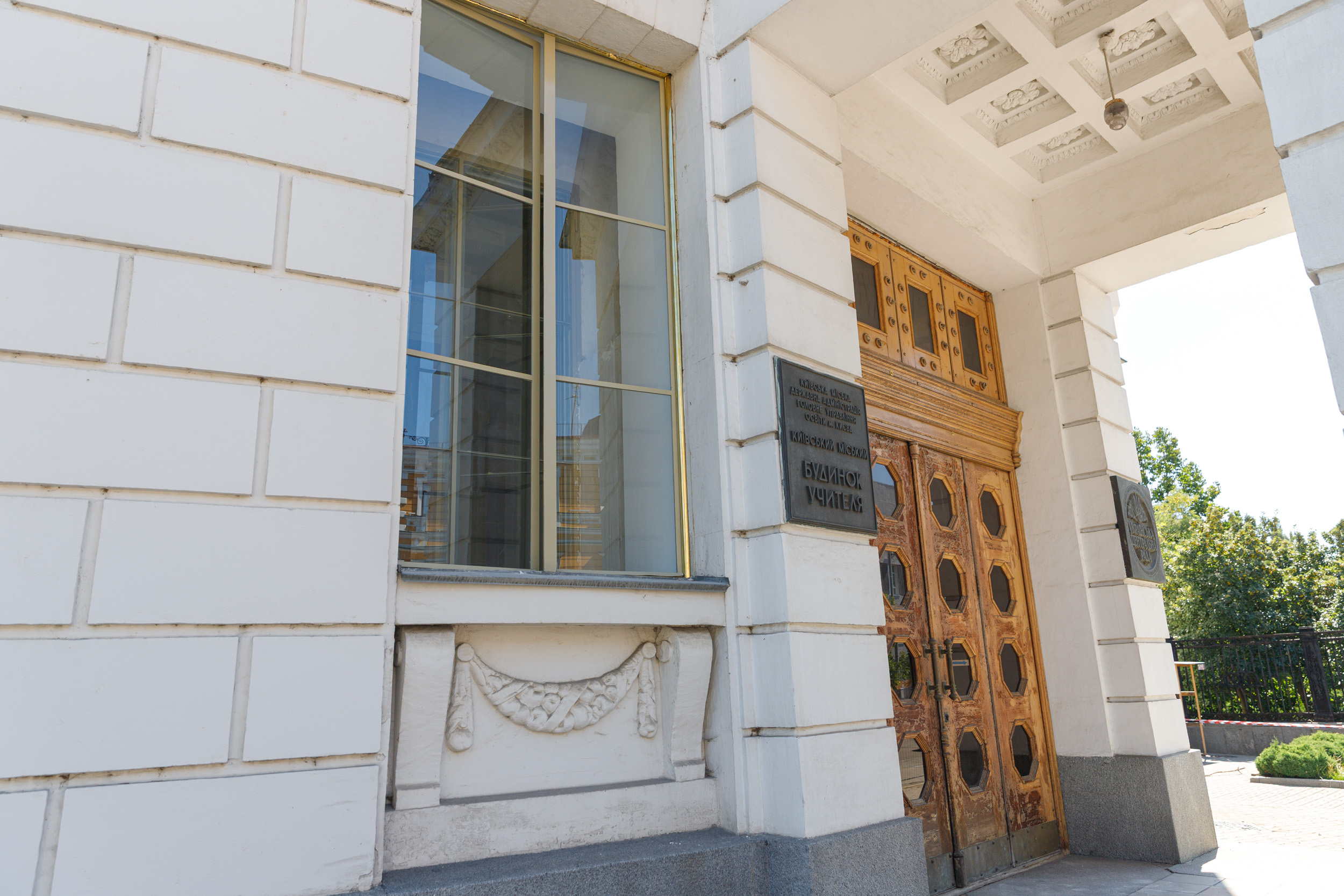 У Будинку вчителя знайшли автентичне фарбування вікон і латунні лиштви