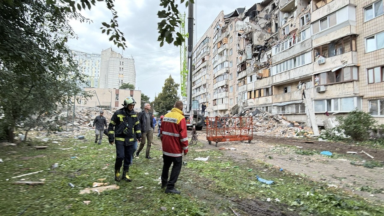 Пошкоджений житловий будинок у Києві після атаки 6 липня