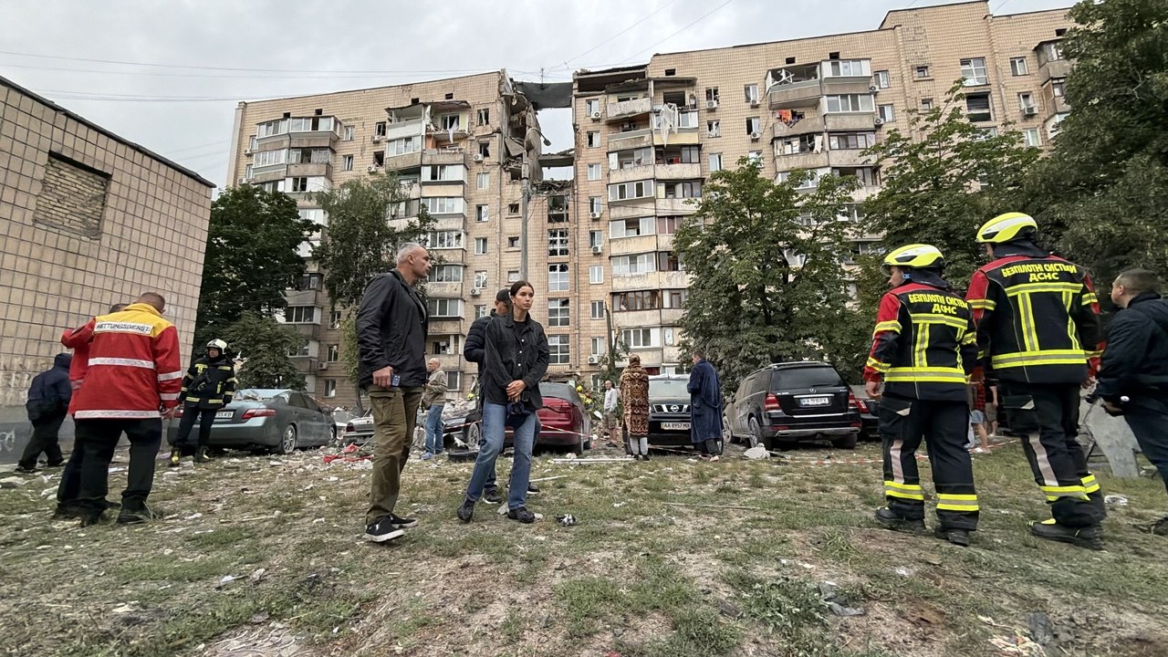 Наслідки атаки на Київ 6 липня, пошкоджений житловий будинок і робота служб