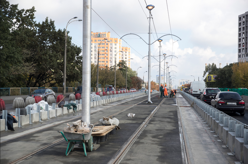 Screenshot_2019-09-29 Кличко перевірив, як відремонтували лінію швидкісного трамваю В понеділок там відновлять рух трамваїв(12).png