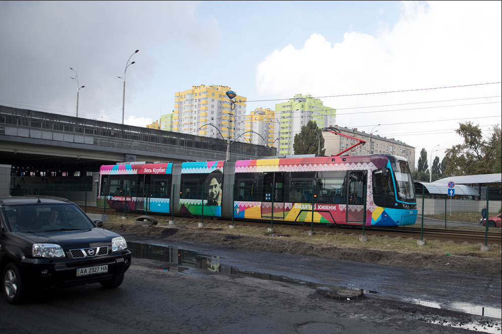Screenshot_2019-09-29 Кличко перевірив, як відремонтували лінію швидкісного трамваю В понеділок там відновлять рух трамваїв(10).png