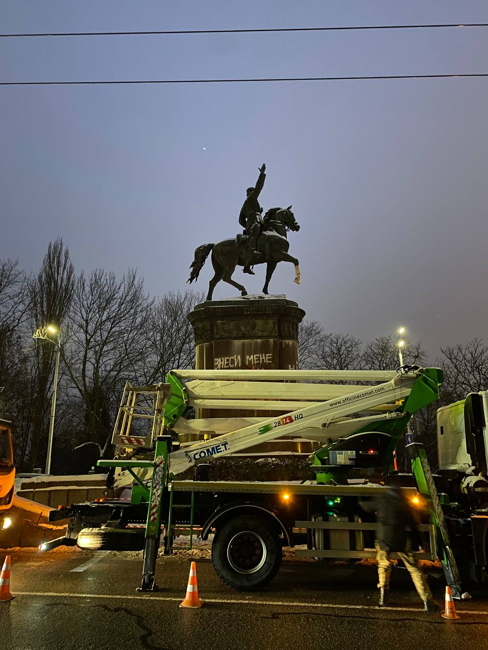 У столиці розпочався демонтаж пам’ятника Миколі Щорсу (+фото)